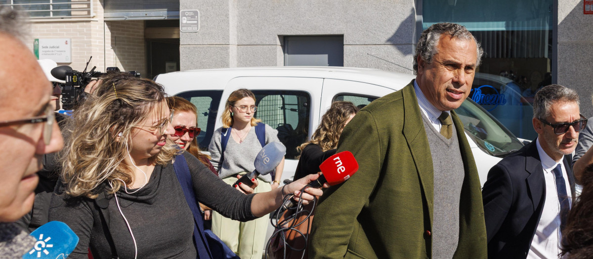 SANLÚCAR LA MAYOR (SEVILLA), 20/02/2025,- José María García Carranza (2d), abogado de Luis Martínez de Irujo Hohenlohe-Langenburg, nieto de la duquesa de Alba, saliendo hoy jueves del Juzgado de Primera Instancia e Instrucción 1 de Sanlúcar la Mayor (Sevilla), tras asistir a la declaración de su defendido en en el marco de la investigación por supuestas extracciones de agua no autorizadas en la finca Aljobar de Aznalcázar, en el entorno de Doñana, en la que ha declarado que inició la regularización de los pozos investigados en una finca de su familia a raíz de la denuncia de la Confederación Hidrográfica del Guadalquivir que motivó luego la causa judicial. EFE/ Julio Muñoz
