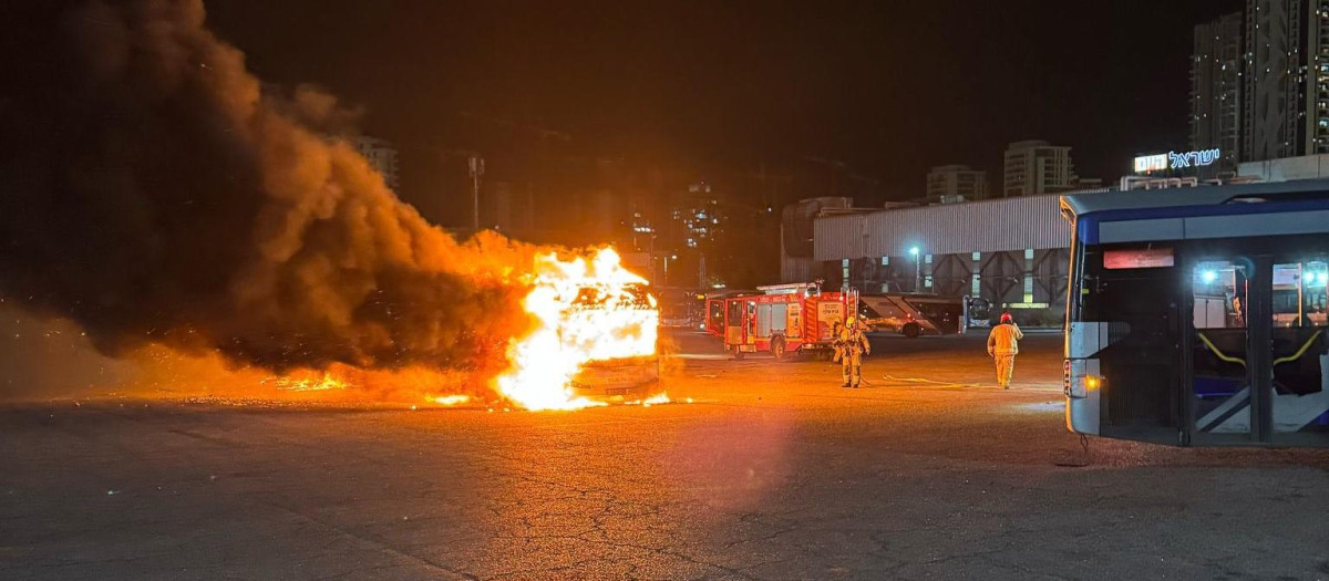 Un autobús en llamas en la ciudad israelí de Bat Yam