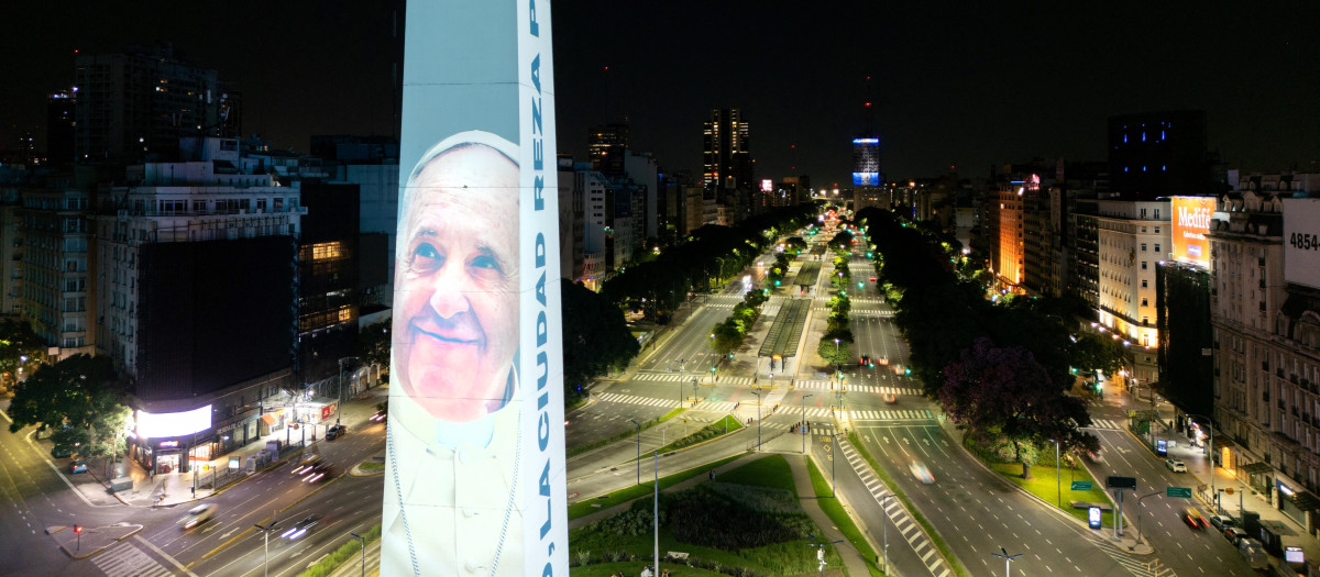 El célebre obelisco de Buenos Aires, iluminado con la imagen del Papa anoche