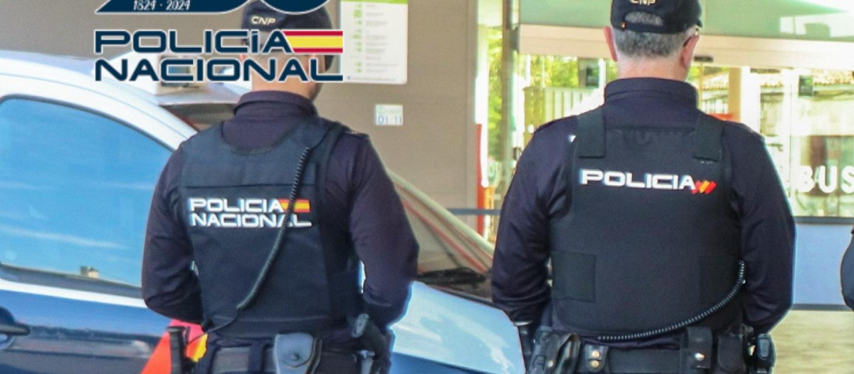 Agentes de la Policía Nacional en la estación de autobuses de Alicante