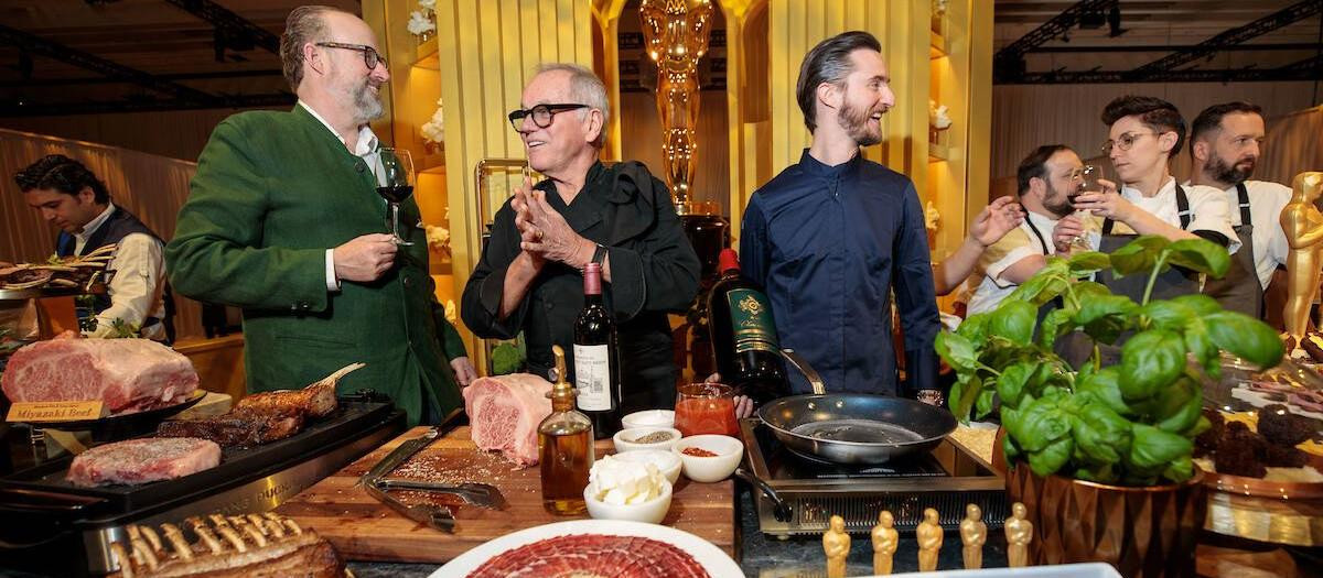 El equipo culinario comandado por Wolfgang Puck