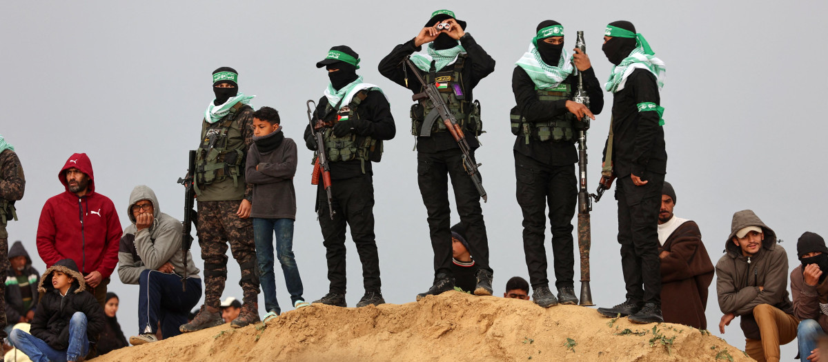 Terroristas de Hamás durante la entrega de los cuerpos de los rehenes israelíes