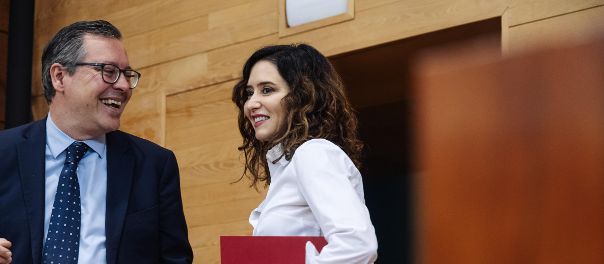 El secretario general del PP de Madrid, Alfonso Serrano y la presidenta de la Comunidad de Madrid, Isabel Díaz Ayuso