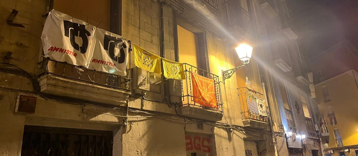 Ristra de pancartas reivindicativas en un edificio municipal