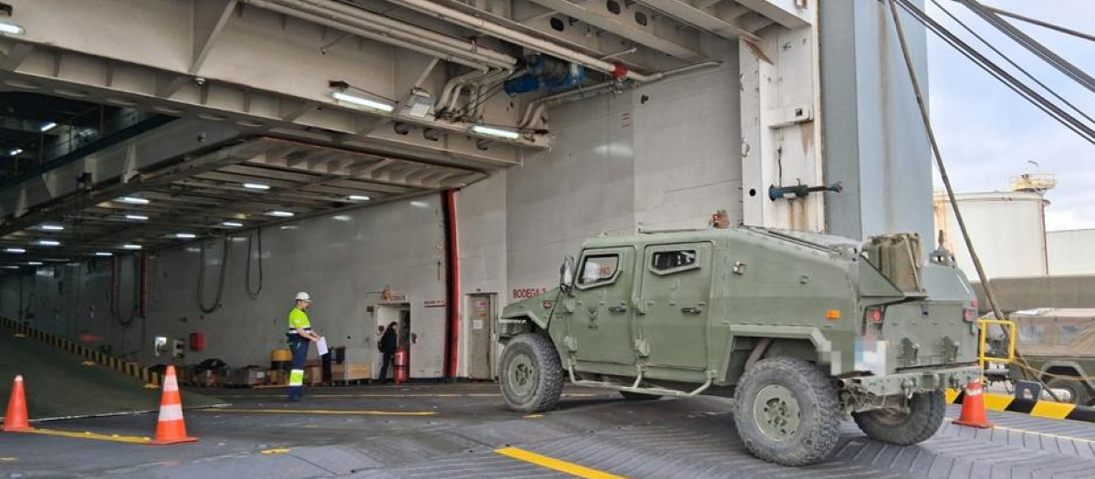Embarque de unidades militares melillenses en el buque logístico Ysabel