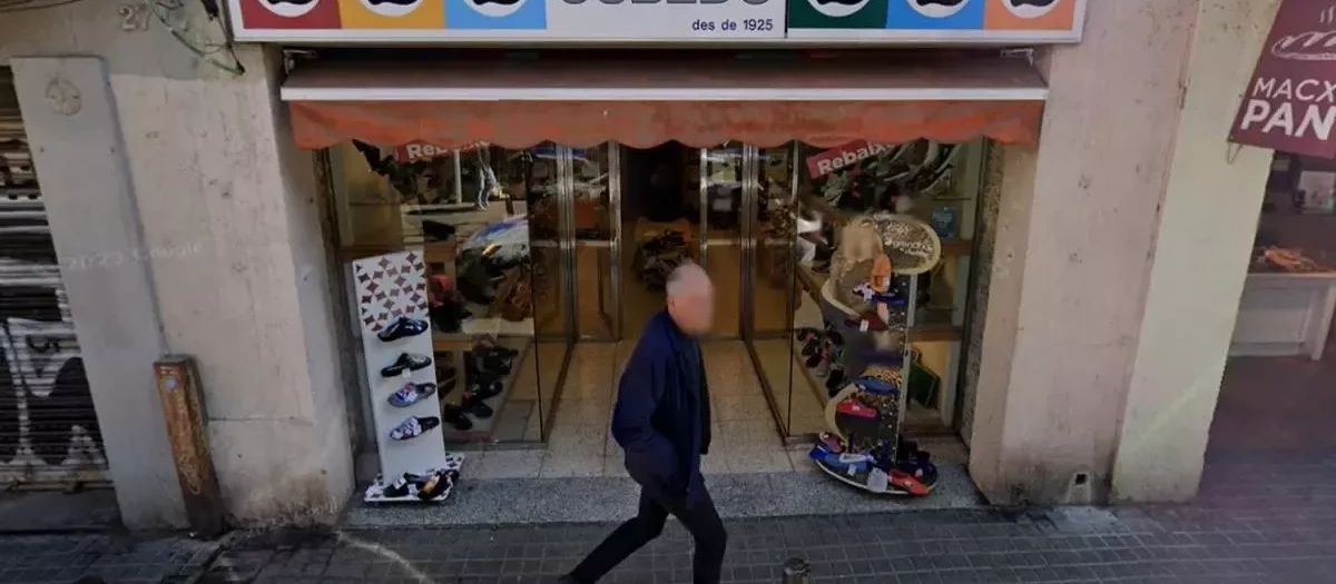 Un hombre pasa frente a Calzados Cubedo, cuando aún estaba abierta