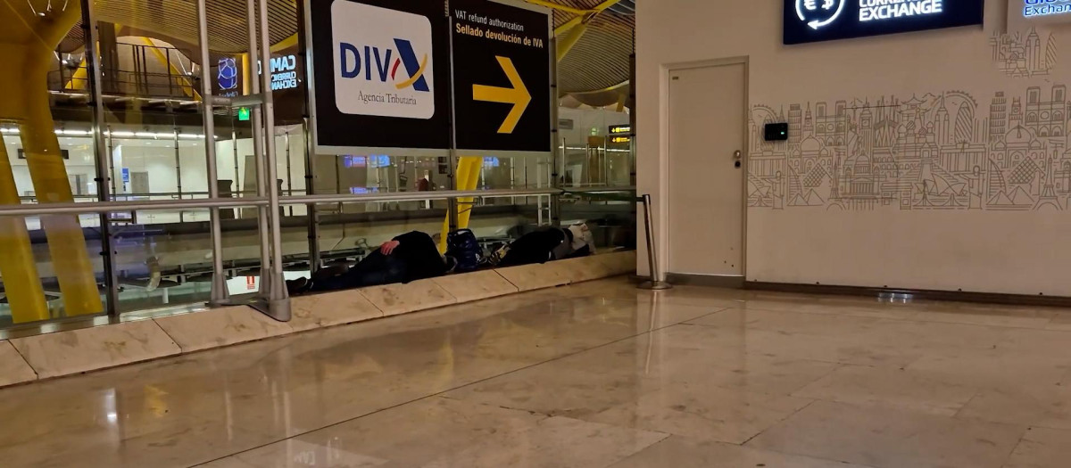 Gente viviendo en el aeropuerto de Barajas