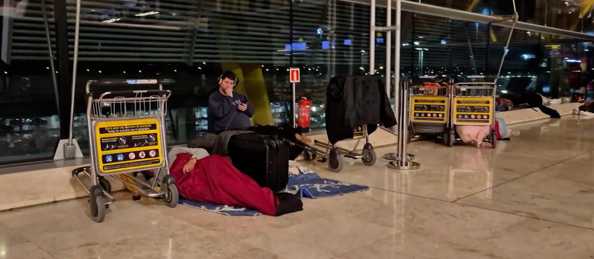 Gente viviendo en el aeropuerto de Barajas