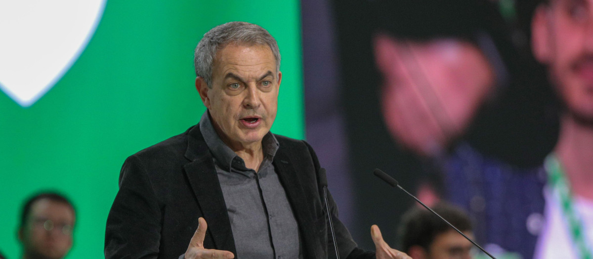 El expresidente del Gobierno José Luis Rodríguez Zapatero, durante su intervención este sábado en el XV Congreso del PSOE de Andalucía, en Armilla (Granada). EFE/Pepe Torres