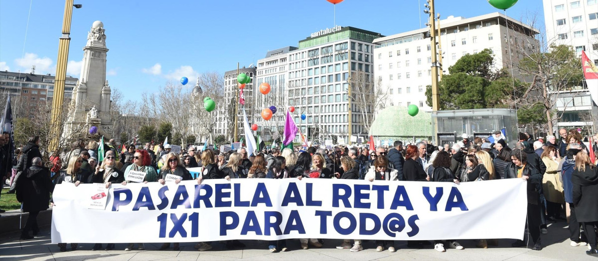 Cientos de personas durante una manifestación de abogados y procuradores.