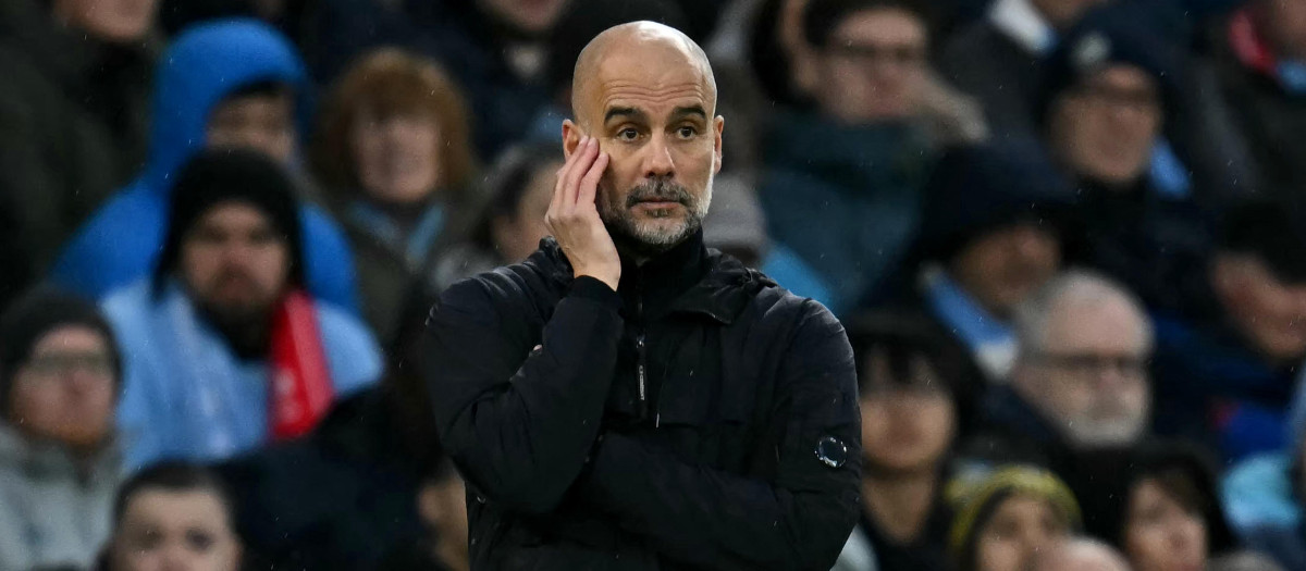 Pep Guardiola reflexiona en un partido con el Manchester City