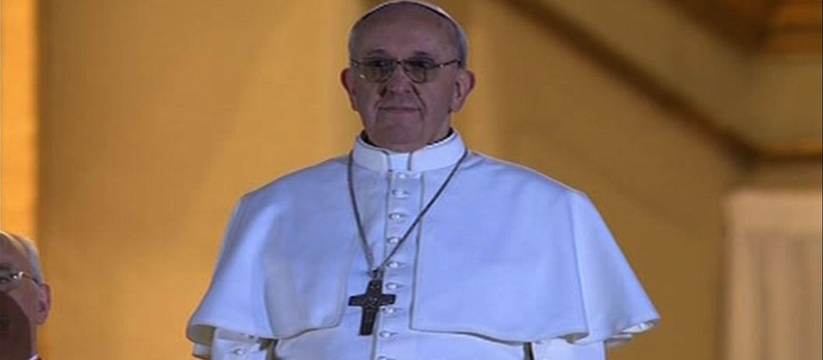 El Papa Francisco en el balcón de la Basílica de San Pedro durante su primera intervención como Papa en 2013