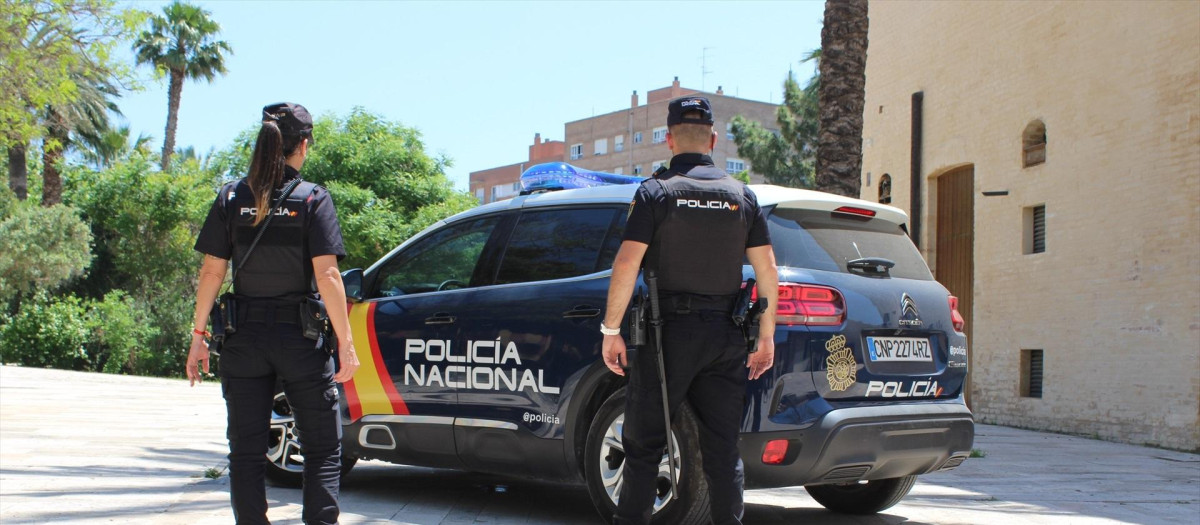 Agentes de la Policía Nacional de Valencia junto a un vehículo oficial

REMITIDA / HANDOUT por JEFATURA
Fotografía remitida a medios de comunicación exclusivamente para ilustrar la noticia a la que hace referencia la imagen, y citando la procedencia de la imagen en la firma
24/2/2025