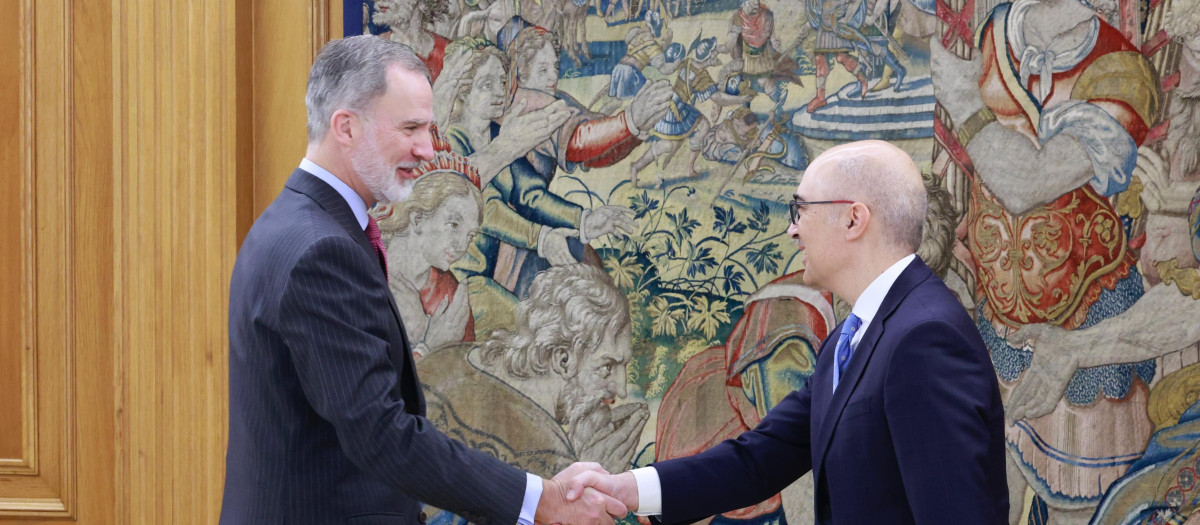 Don Felipe y el presidente de Airbus España, Francisco Javier Sánchez Segura