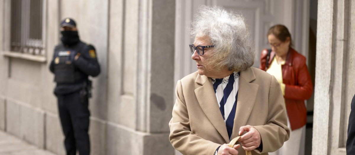 Carmen Pano , la empresaria que aseguró haber entregado hasta 90.000 euros en el sede del PSOE en Ferraz, a su salida del Tribunal Supremo