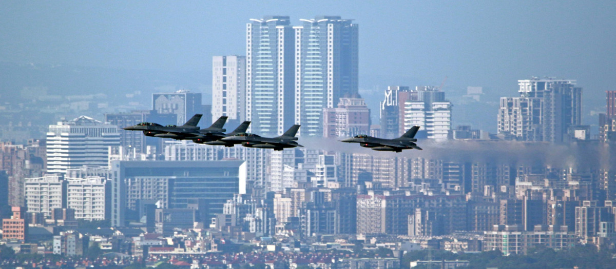 Aviones de combate de la Fuerza Aérea de Taiwán sobrevuelan la capital, Taipéi