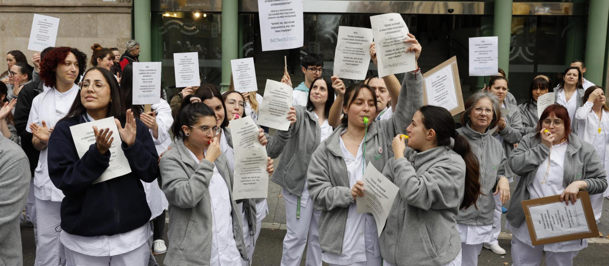 Un centenar de técnicos superiores sanitarios del Hospital Clínic de Barcelona protesta por el Estatuto Marco