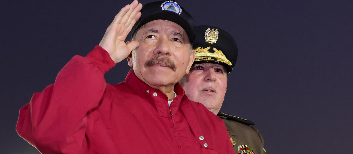 Daniel Ortega y el jefe del Ejército de Nicaragua Julio César Avilés
