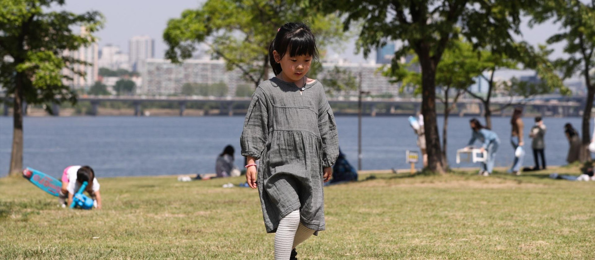 Niña en Corea juega en un parque