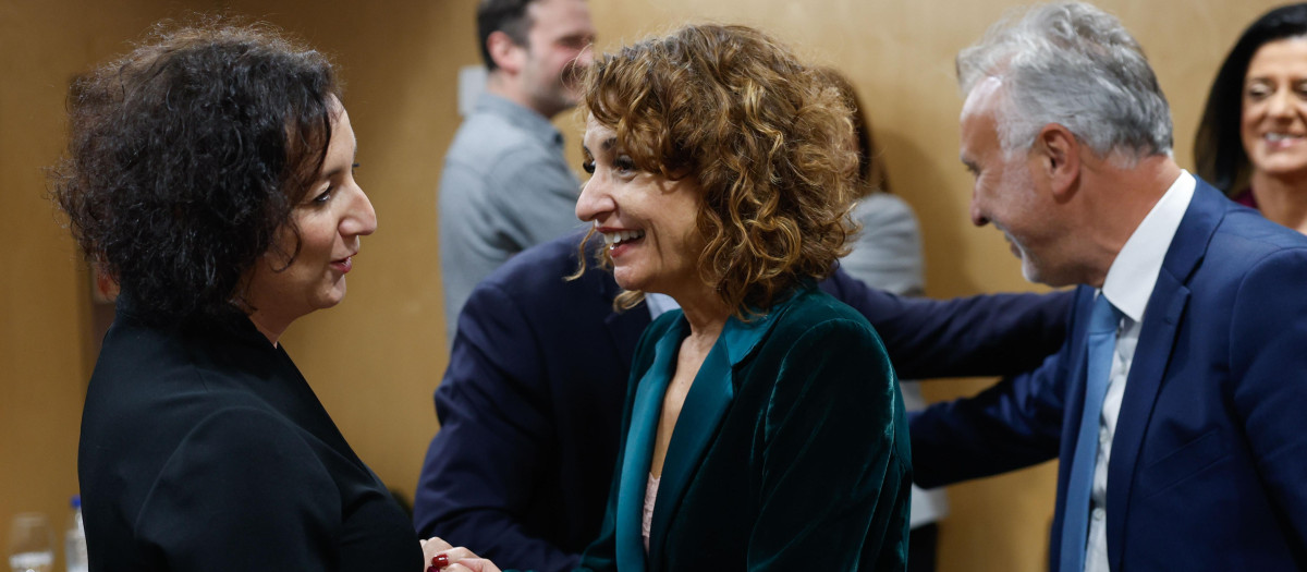 La vicepresidenta Montero y el ministro Torres con la consejera de Economía catalana