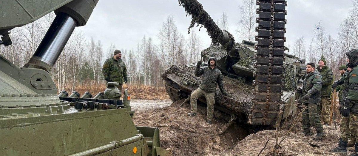 Tropas españolas y canadienses logran desatascar un Leopardo 2E atrapado en el barro en Letonia