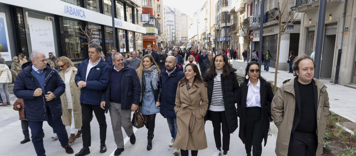 Diez concejales del Gobierno local de La Coruña (PSOE) inauguran la obra de la calle San Andrés
