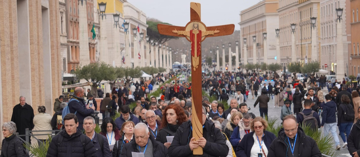 Un grupo de peregrinos procesiona por las calles de Roma