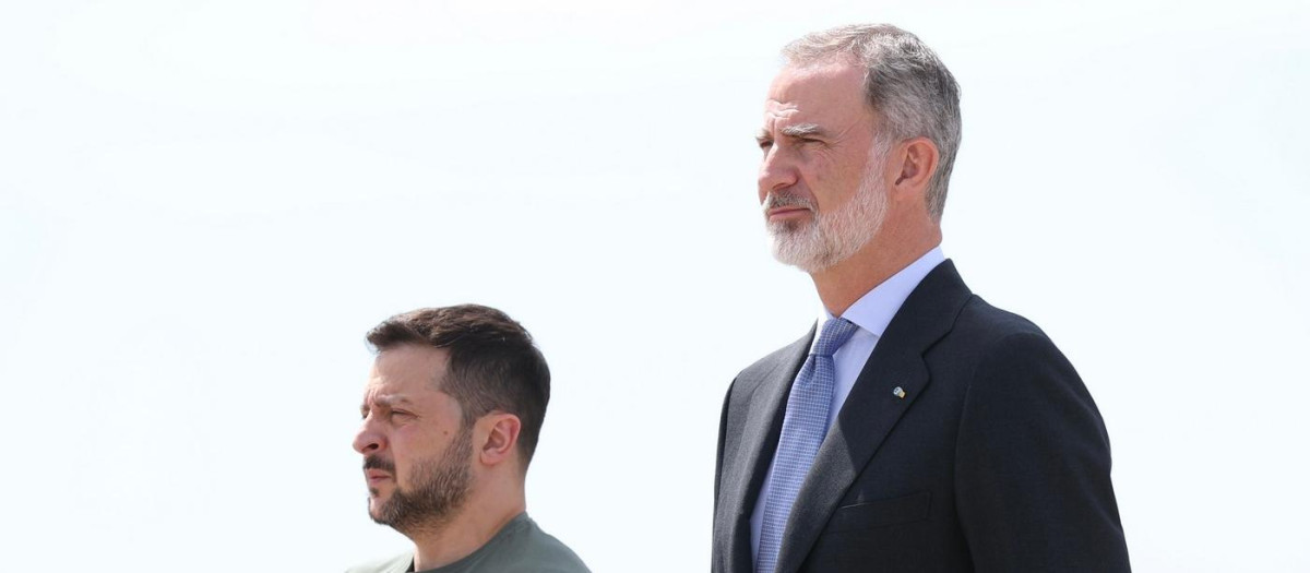 Don Felipe con Valodímir Zelenski en el aeropuerto Adolfo Suárez