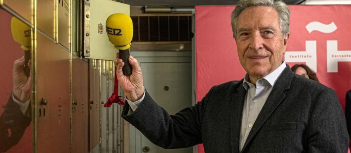 Iñaki Gabilondo dejó como legado en la Caja de las Letras un micrófono de la Cadena Ser