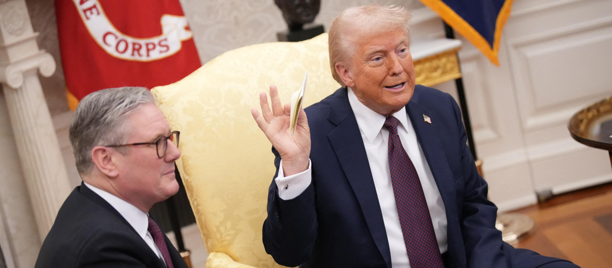 Donald Trump sostiene la carta de invitación para una visita de Estado entregada por Kair Starmer