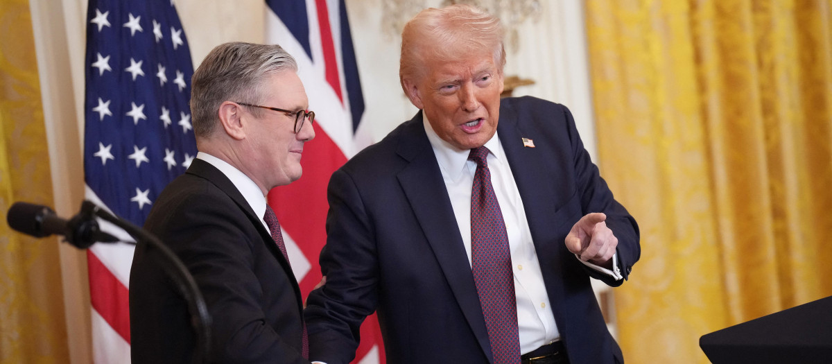 El presidente de EE.UU. Donald Trump saluda al primer ministro de Reino Unido Keir Starmer