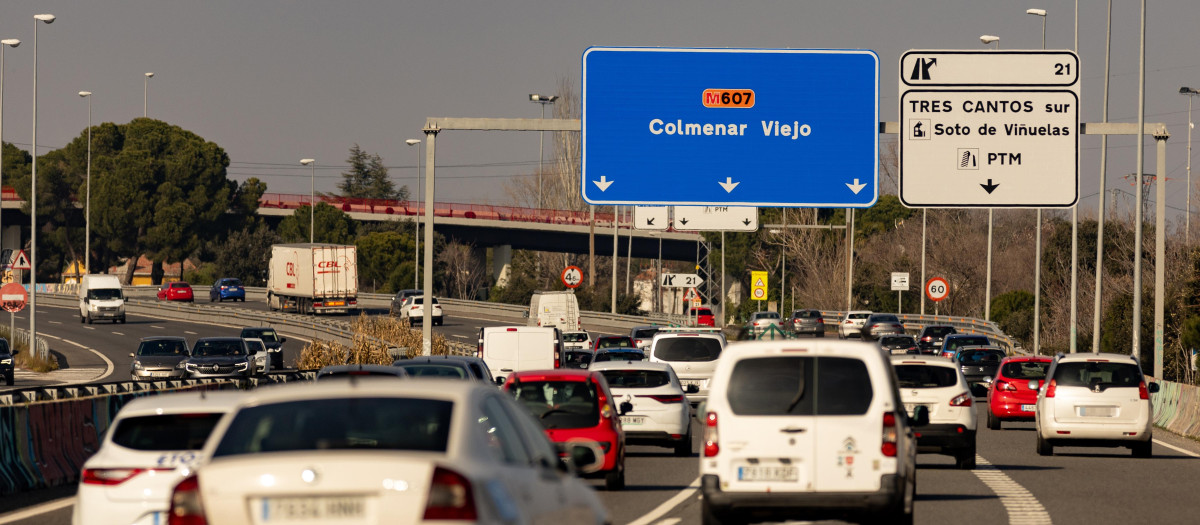 Varios coches circulan por la M-607, conocida como la carretera de Colmenar