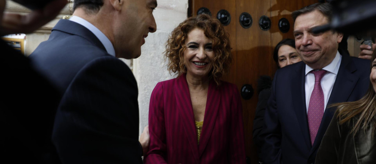 El presidente de la Junta de Andalucía, Juanma Moreno, saluda a la ministra de Hacienda, María Jesús Montero, antes de los actos por el 28-F en el Parlamento andaluz