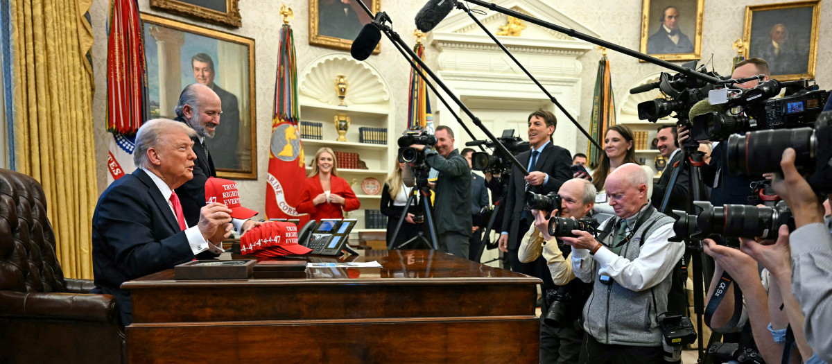 El presidente de EE.UU. Donald Trump atiende a los medios en la Oficina Oval de la Casa Blanca