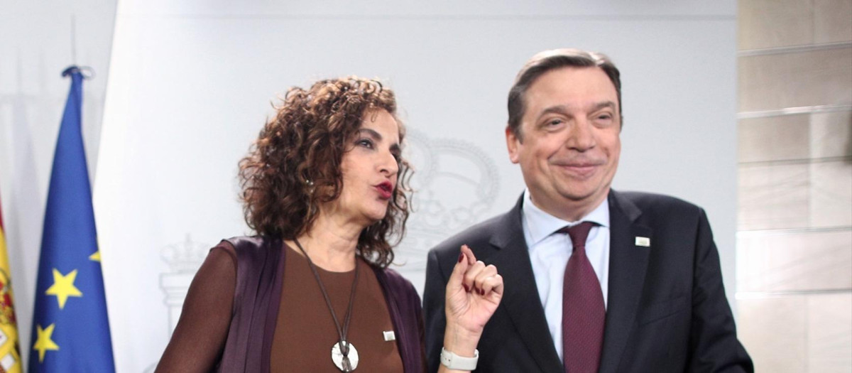 La ministra de Hacienda, María Jesús Montero, y el ministro de Agricultura, Pesca y Alimentación, Luis Planas