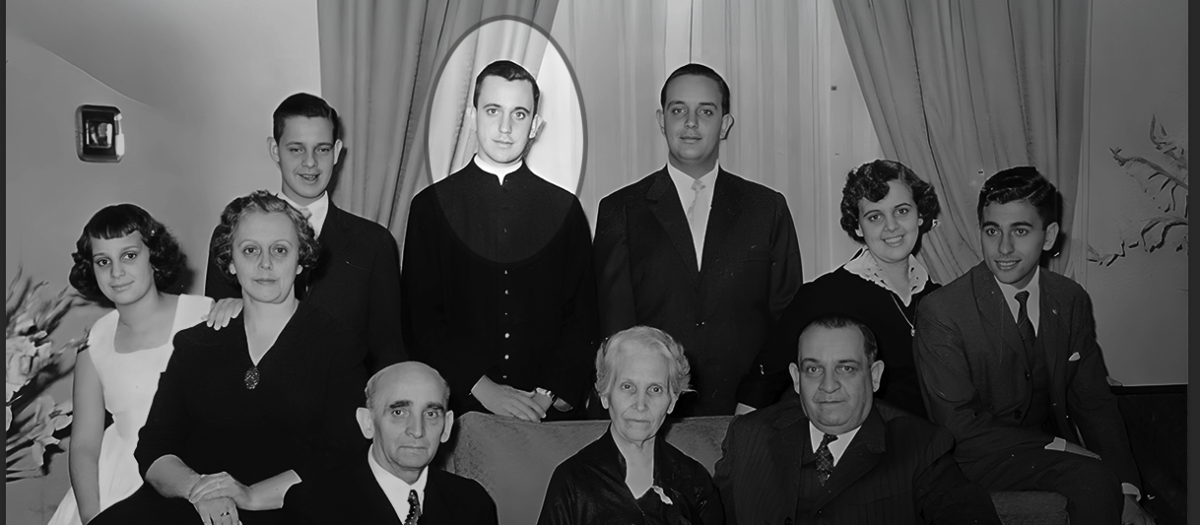 Francisco en una fotografía junto a su familia. En el centro del sofá, su abuela Rosa