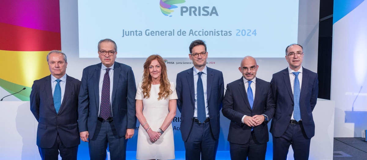 El presidente de Prisa, Joseph Oughourlian, en el centro, con el despedido Carlos Núñez a su izquierda.