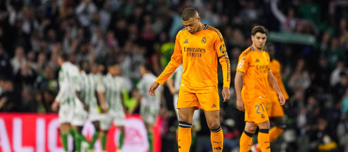 Los jugadores del Real Madrid, con Mbappé a la cabeza, tras uno de los goles del Betis