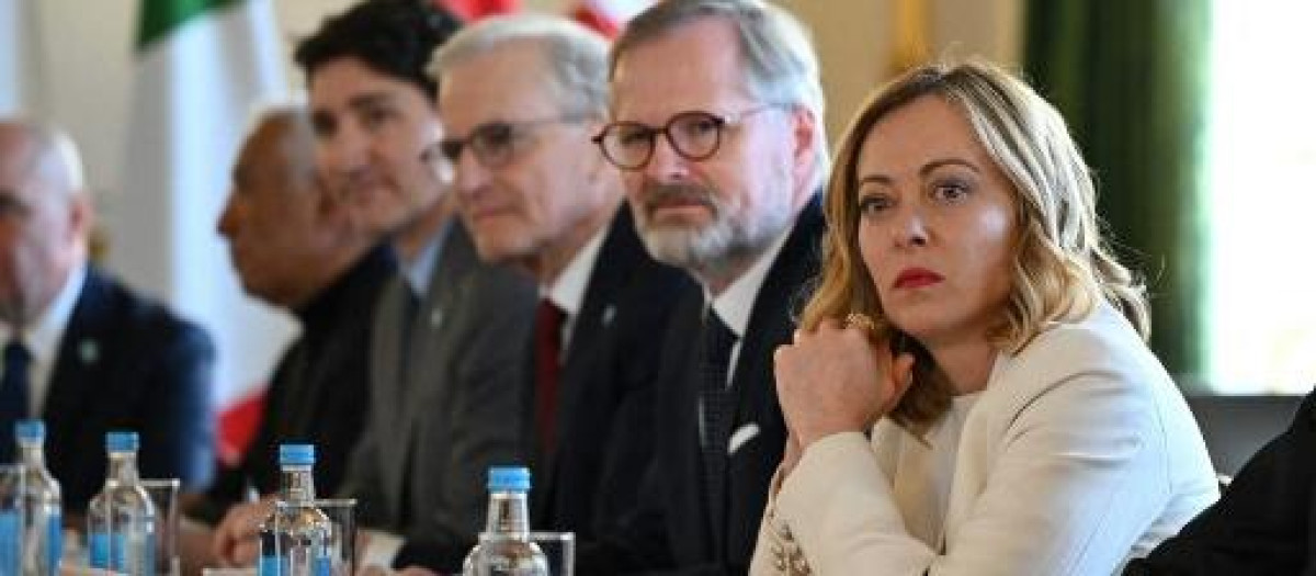 Giorgia Meloni con gesto serio