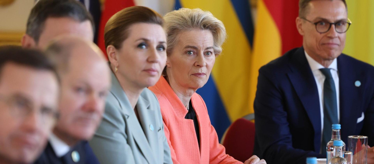 La primera ministra de Dinamarca, Mette Frederiksen, junto a Ursula von der Leyen