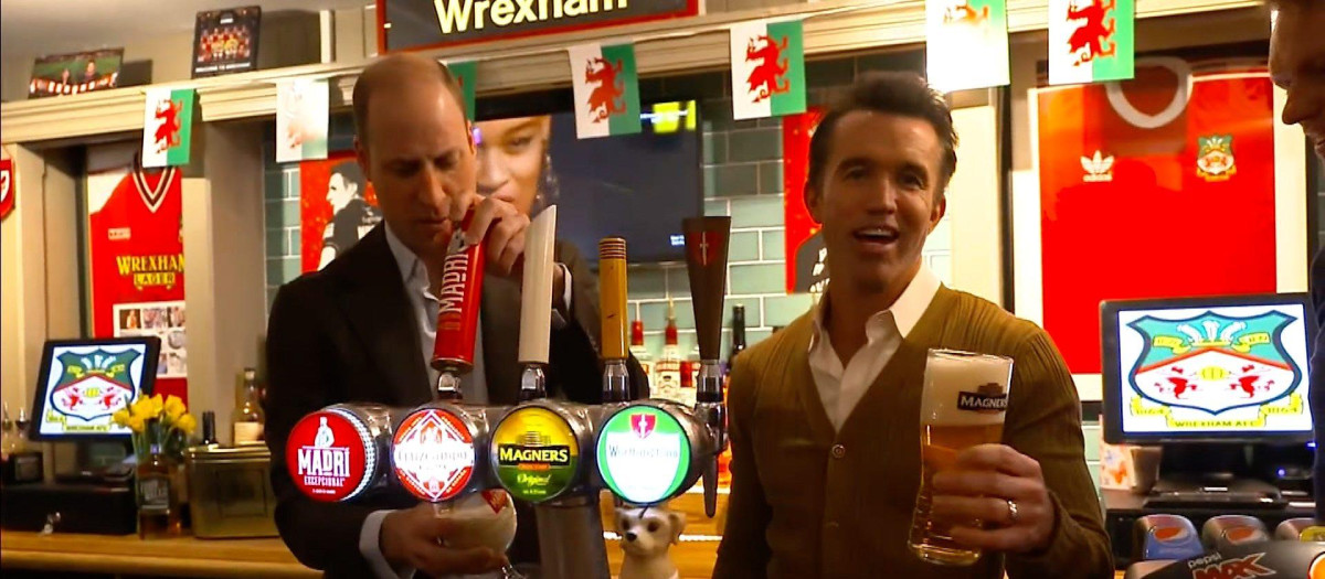 El Príncipe de Gales, sirviendo una pinta