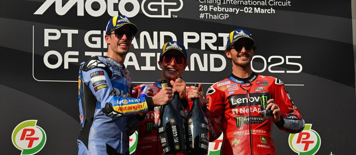 Marc Márquez, Álex Márquez y Pecco Bagnaia, en el podio del GP de Tailandia
