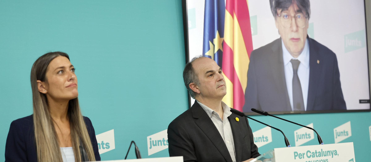 Míriam Nogueras y Jordi Turull observan a Carles Puigdemont en plasma