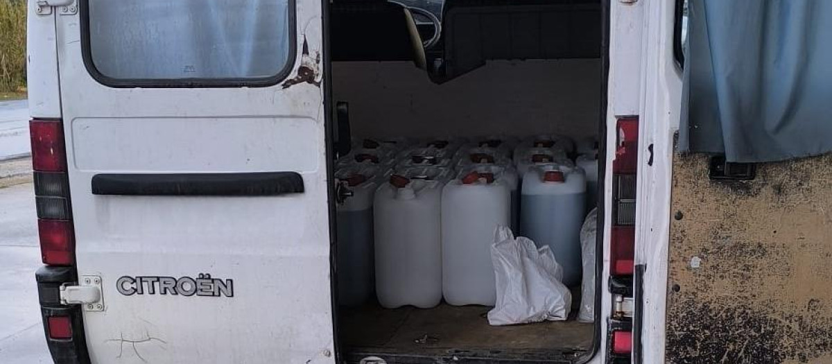 Furgoneta interceptada en Gibraleón con 900 litros de gasolina para el 'petaqueo'