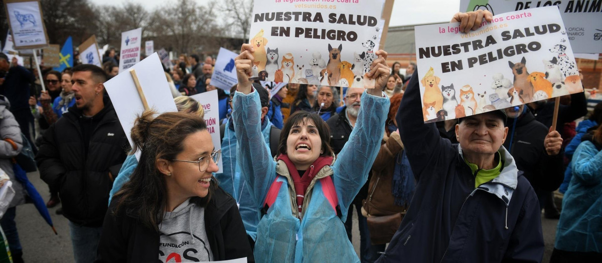 Varias personas con carteles durante una concentración de veterinarios por la polémica de la ley de medicamentos