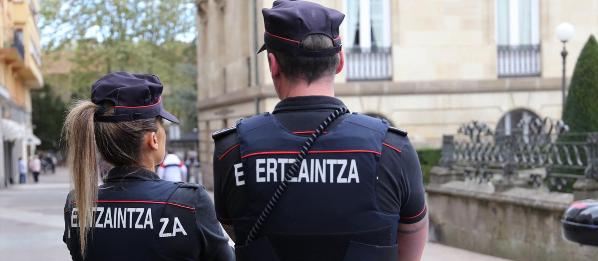 Dos agentes de la Ertzaintza

ERTZAINTZA
30/6/2023