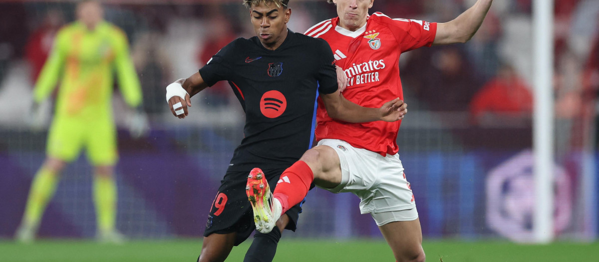 Lamine Yamal disputa un balón con Álvaro Carreras