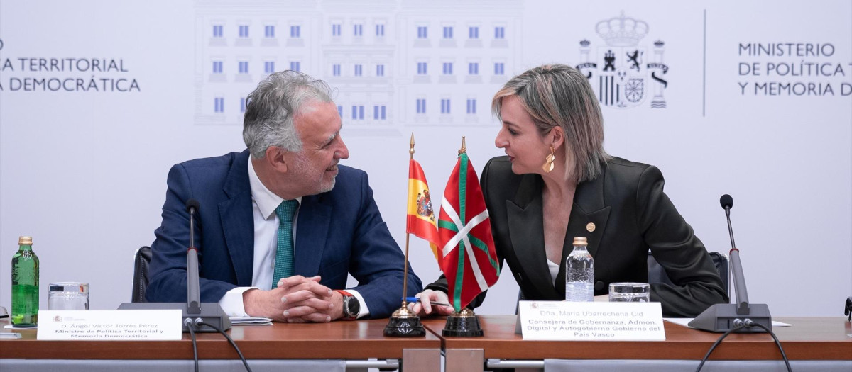 El ministro Ángel Víctor Torres y la consejera de Gobernanza vasca María Ubarretxena