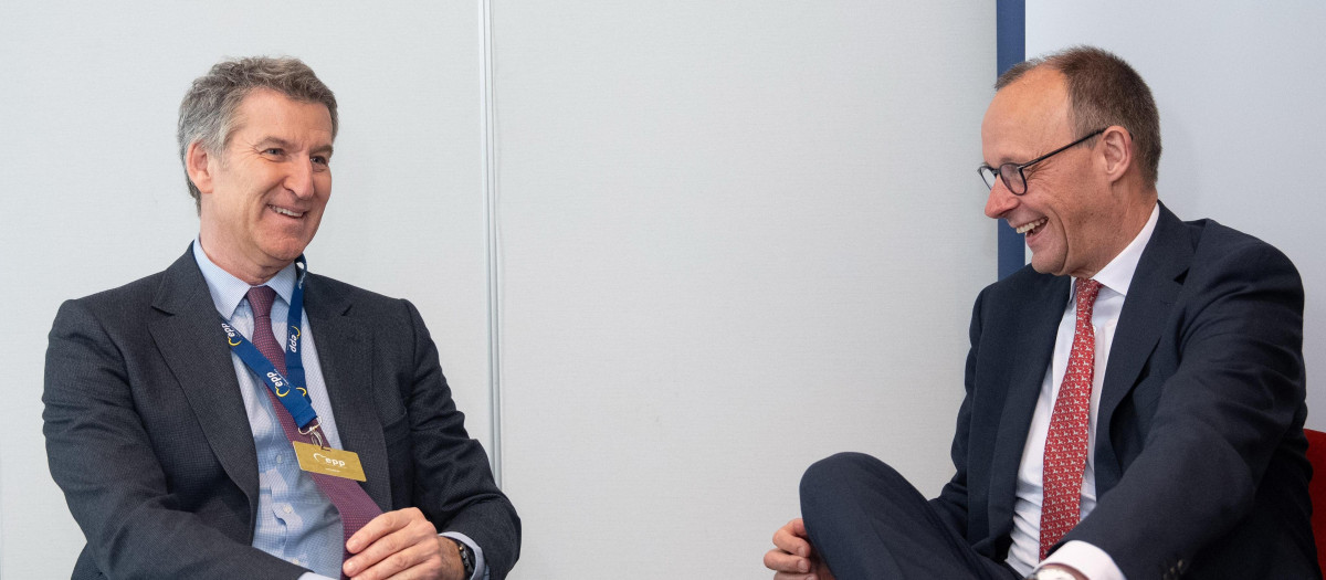 El presidente del PP, Alberto Núñez Feijóo, con el próximo canciller de Alemania, Friedrich Merz