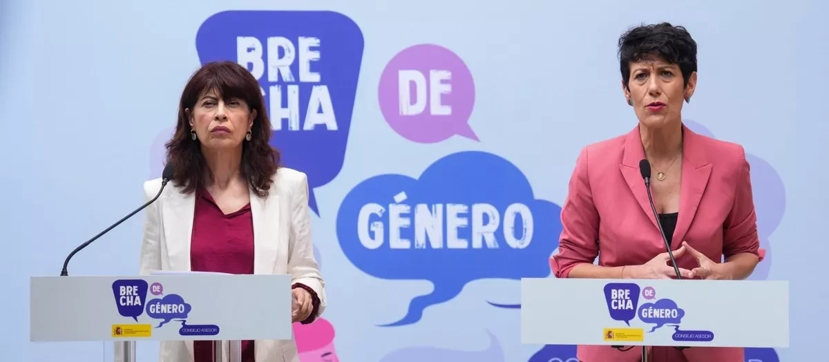 Las ministras Elma Saiz (a la derecha) y Ana Redondo, en una imagen de archivo